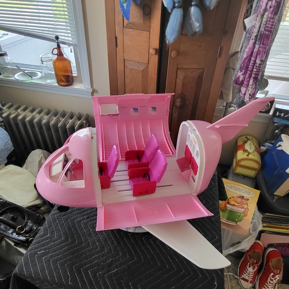 Barbie Glamour Jet - Picture 13 of 16